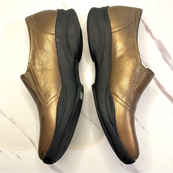 Clarks In Motion Walking Shoes Women’s 9.5 Bronze Leather Comfy Loafers Slip On - Picture 6 of 9